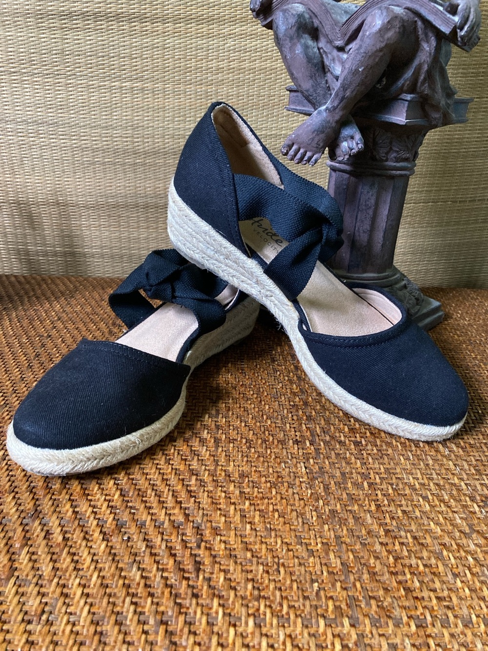 Lifestride Velocity Size 7 black canvas espadrille wedge sandals